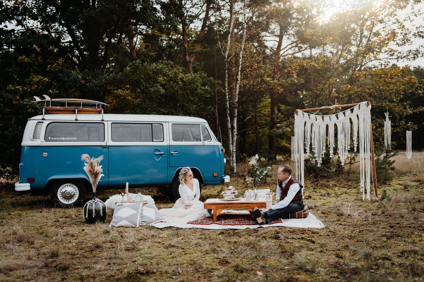 Styled Shooting: Glamping Wedding - Zwischen Bulli und Natur