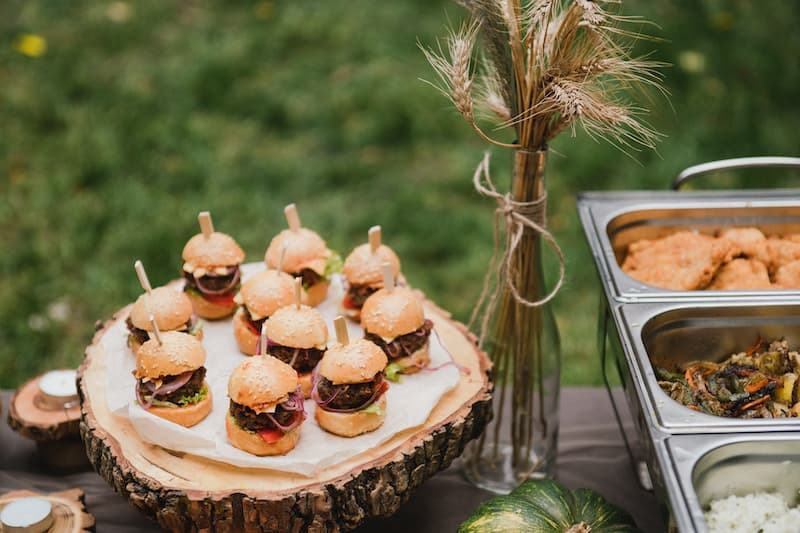 Catering Kosten Hochzeit – Spartipps & Einflussfaktoren 2023/24