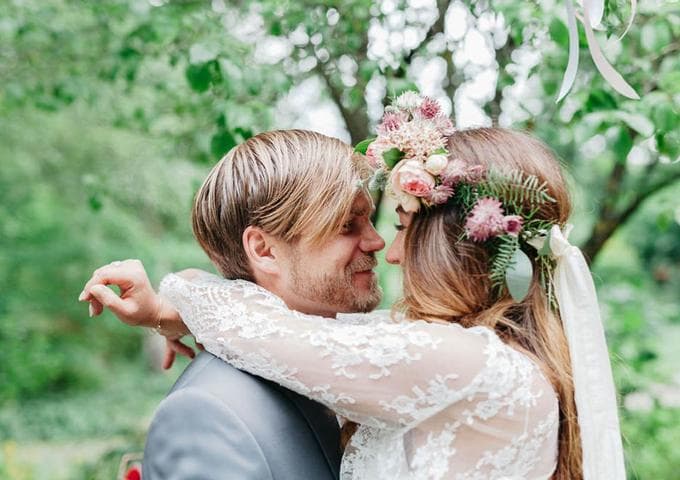 Wer bezahlt traditionell wofür bei einer Hochzeit?