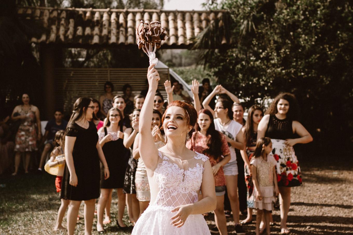 Kupferfarbene Hochzeit in einer Weinbrennerei