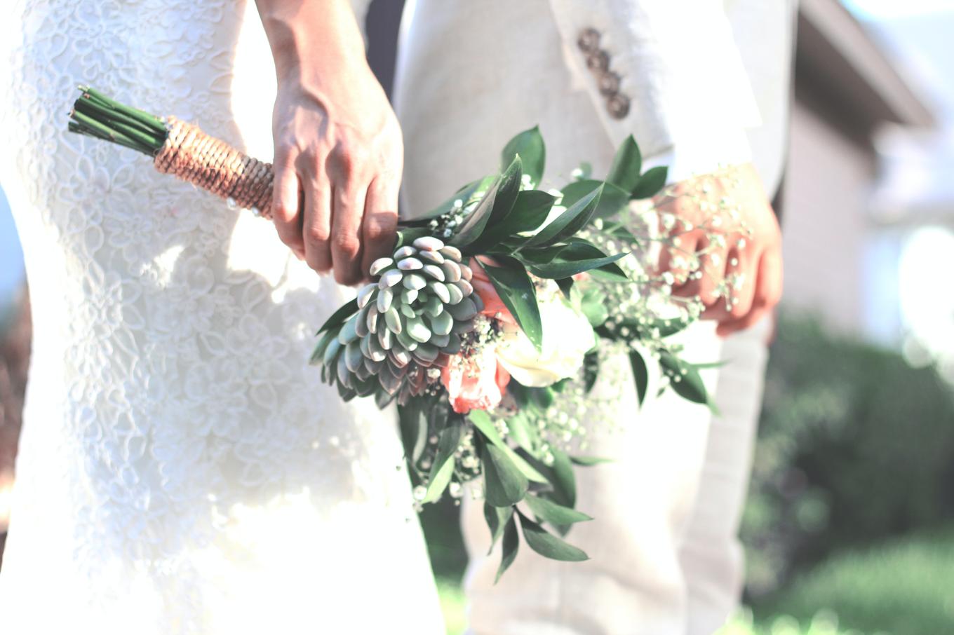 Bräute und ihre Hochzeitsblumen: Brautporträts mit Blumenstrauß