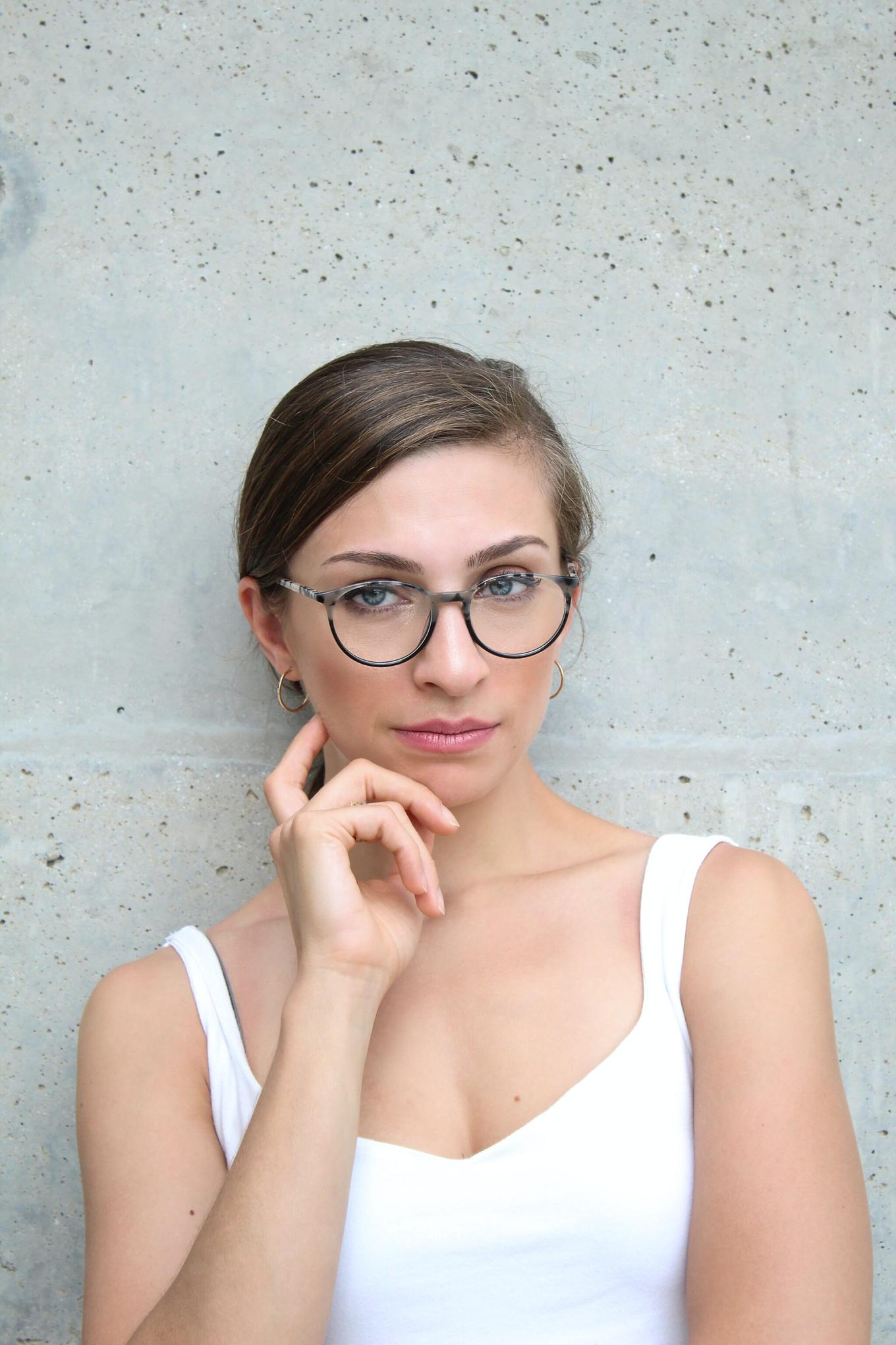 Heiraten mit Brautkleid und Brille