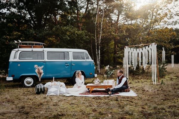 Styled Shooting: Glamping Wedding - Zwischen Bulli und Natur