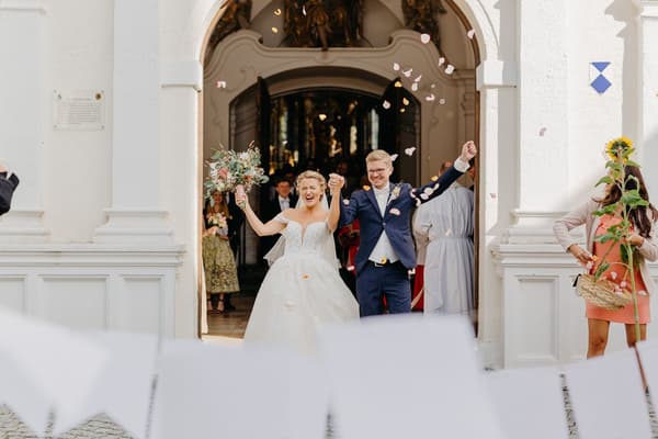 Spalier stehen Hochzeit - Der Auszug nach der Trauung