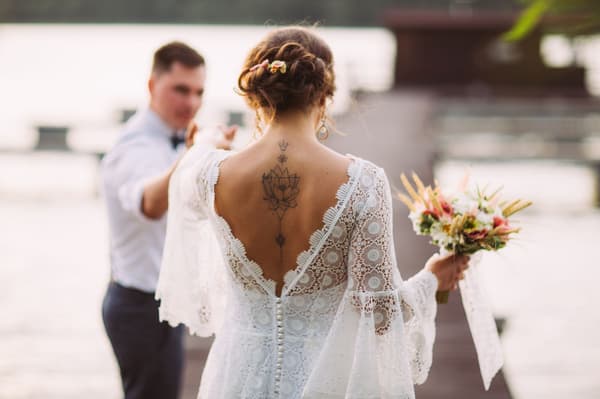 Braut mit Tattoos - so setzt Ihr Eure Körperkunst als Braut in Szene