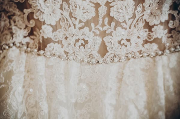 Tattoo Spitze - So wirkt Euer Brautkleid glamourös
