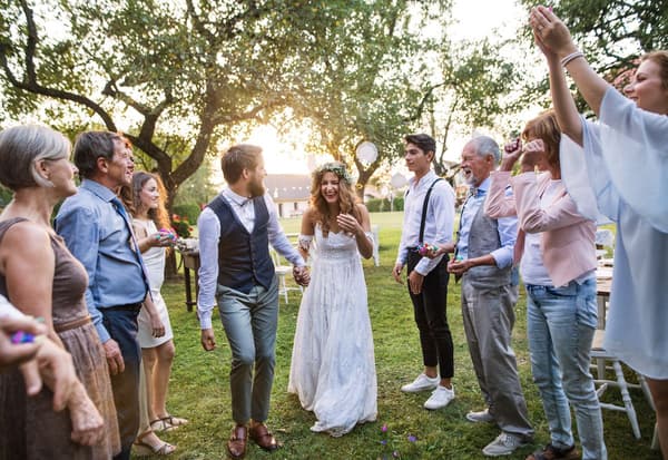 Schick und leger: Junge Abendmode zur Hochzeit
