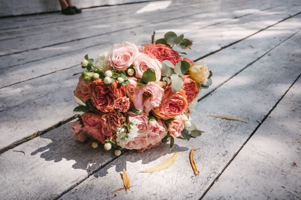 Blumendekoration und der Blumenstrauß