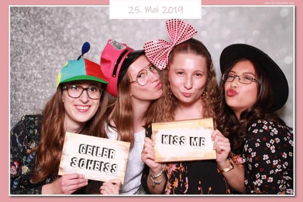 Eine Fotobox auf der Hochzeit – Warum auf Eurer Hochzeitsfeier die Fotobox nicht fehlen sollte!