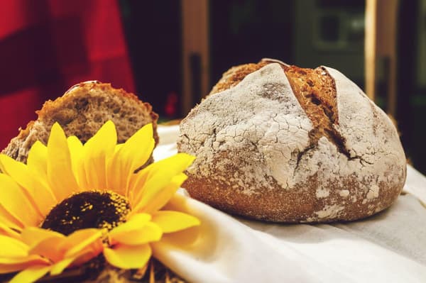Brot und Salz zur Hochzeit schenken - Was es mit diesem Hochzeitsbrauch auf sich hat
