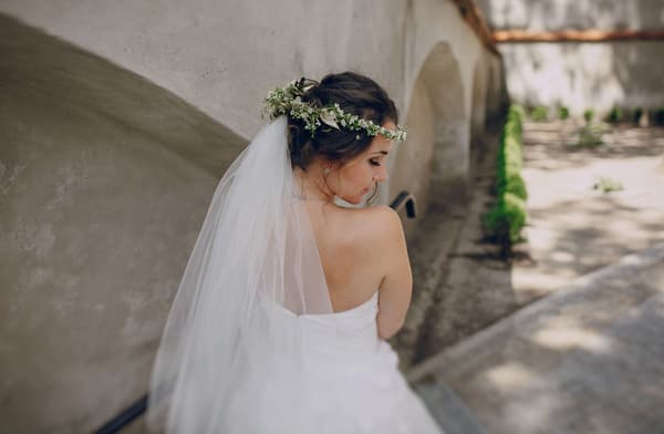 Haarkranz Hochzeit - die schönsten Ideen und 3 Tipps für den perfekten Blumenkranz