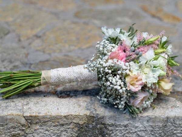 6 inspirierende Brautstrauß Ideen für den Frühling - Eine farbenfrohe Übersicht