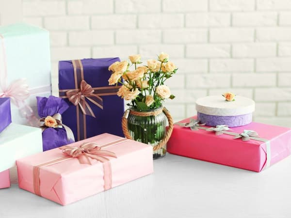 Hochzeitsspiel “12 Monate, 12 Geschenke”: Ein Jahr voller Überraschungen!