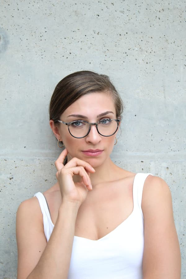 Heiraten mit Brautkleid und Brille