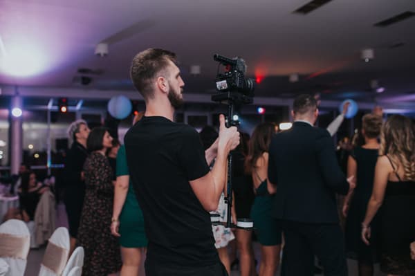 Ein professionelles Hochzeitsvideo fängt die Traumhochzeit ein