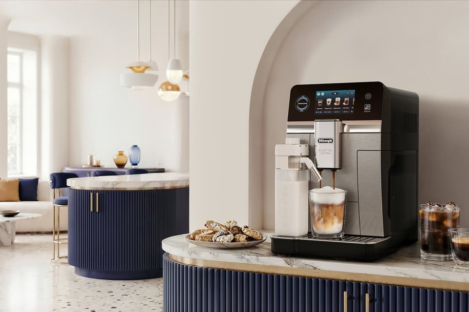 De'Longhi Eletta Ultra in einem hellen Wohnzimmer, die Maschine, die bleibt