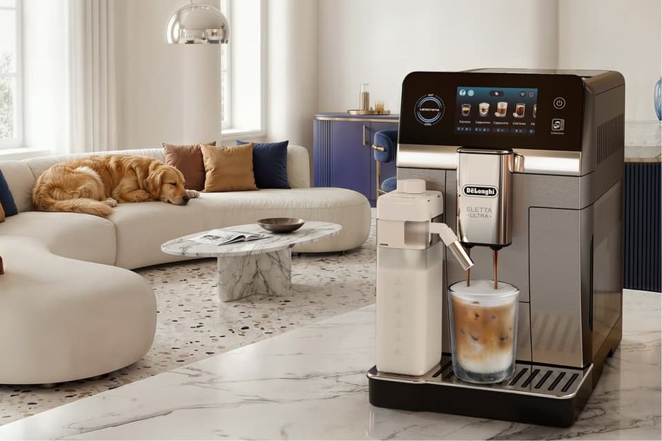 Entspannter Kaffee-Moment zu Hause im hellen Wohnzimmer