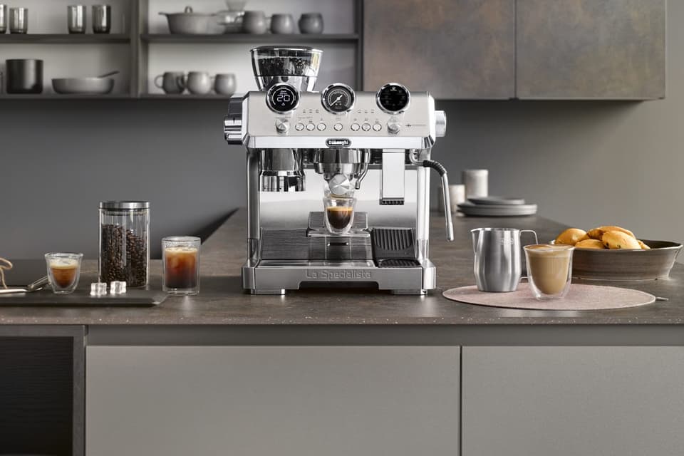 Aufbau einer Kaffeebar mit De'Longhi La Specialista, Kaffeebohnen und Tassen