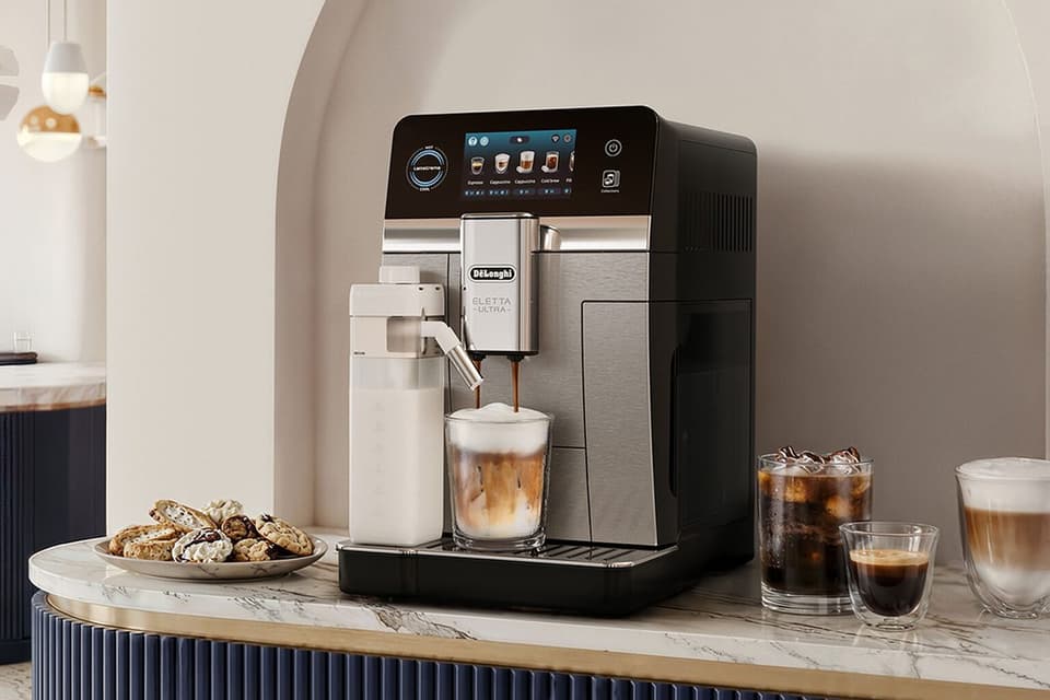 De'Longhi Eletta Ultra Kaffeevollautomat bereitet Cold Brew und Cappuccino zu