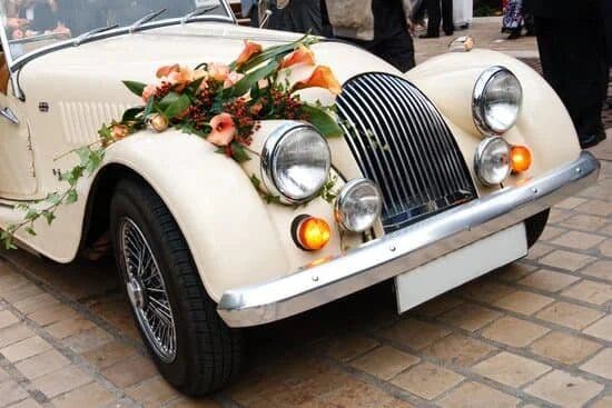 Ein weißes Hochzeitsauto ist geschmückt
