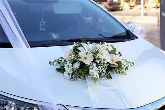 Auf der Motorhaube sind weiße Blumen befestigt