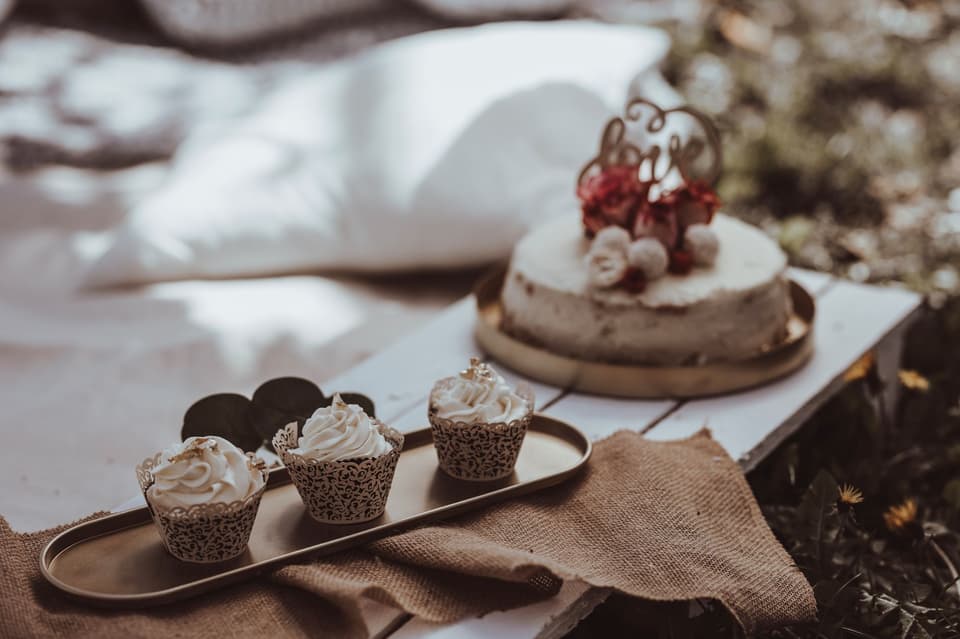 Hochzeitstorte und Cupcakes