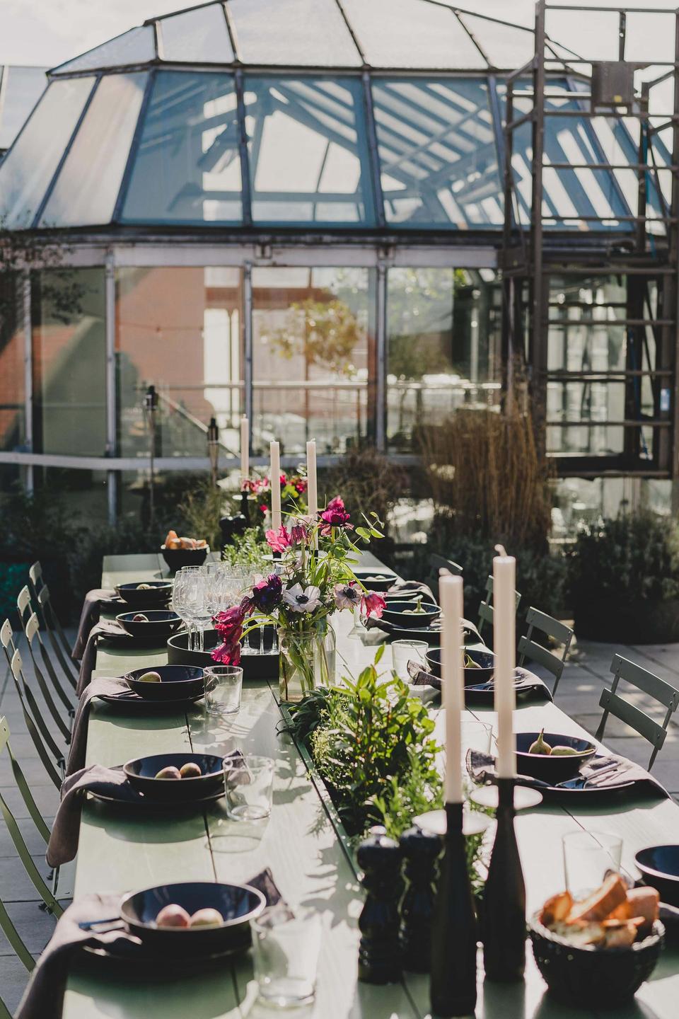 dekorierter Hochzeitstisch auf einer Terrasse