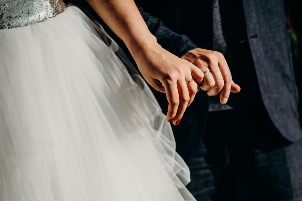 Ehepaar und Ringe am Hochzeitstag