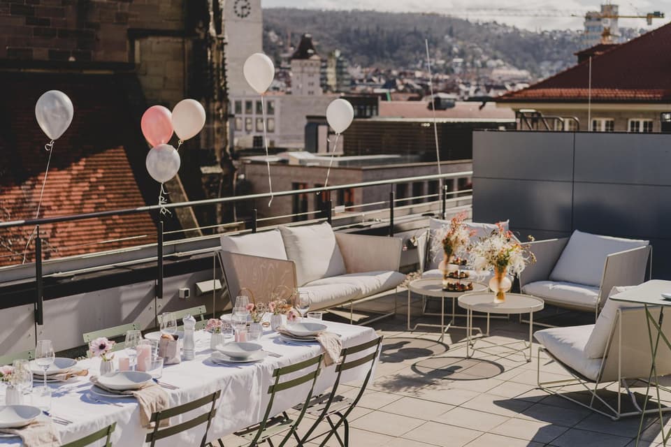 dekorierte Dachterrasse für eine Hochzeit