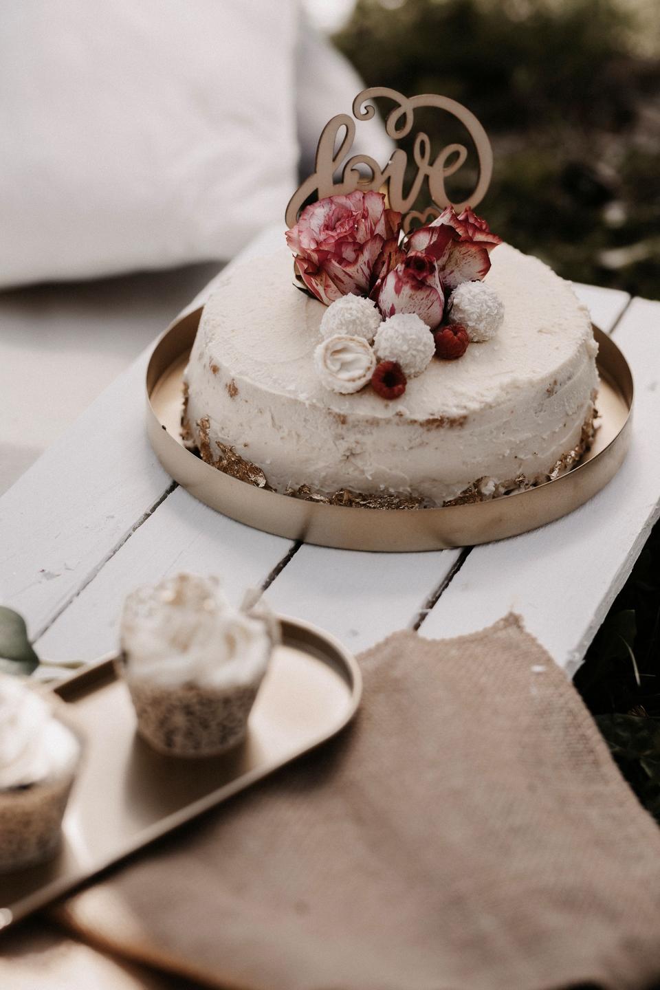 Hochzeitstorte Nahaufnahme mit Blüten und Caketopper