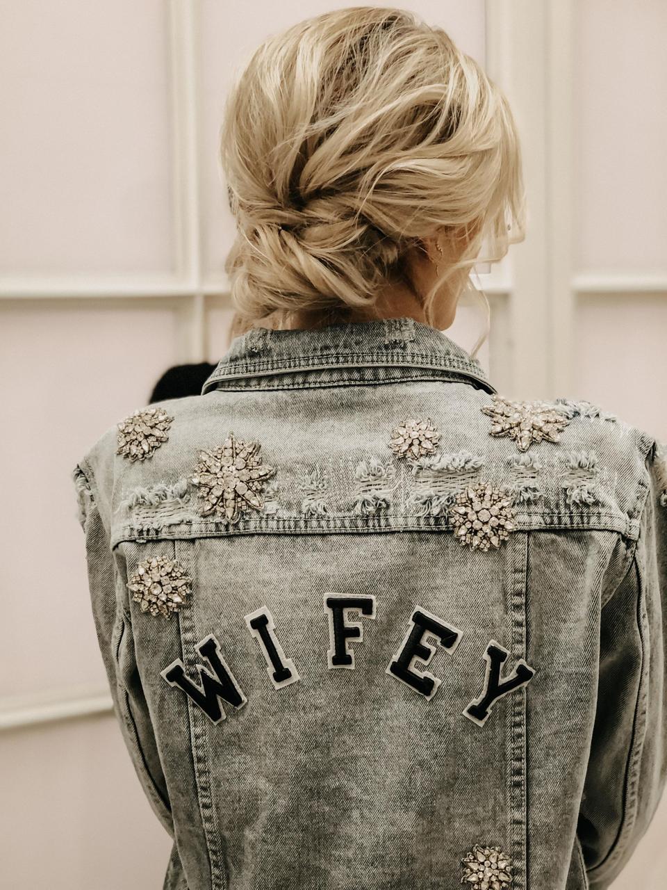 Braut trägt eine Jeansjacke mit Aufdruck