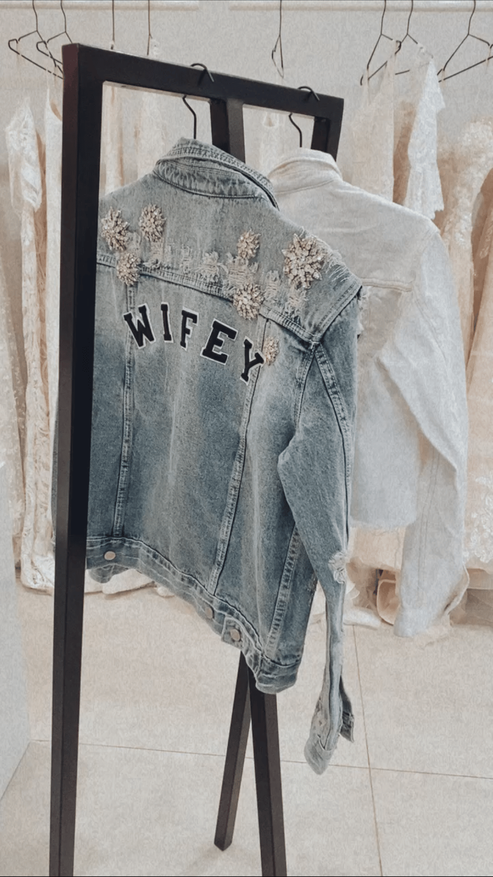 Zwei Jeansjacken an einer Kleiderstange