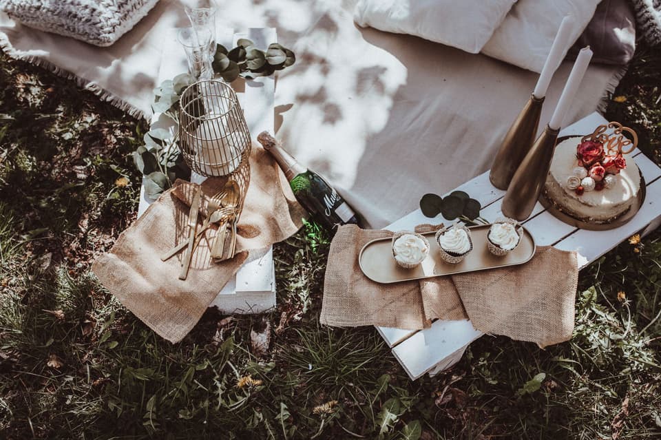 Ein wunderschönes Picknick ist ausgebreitet