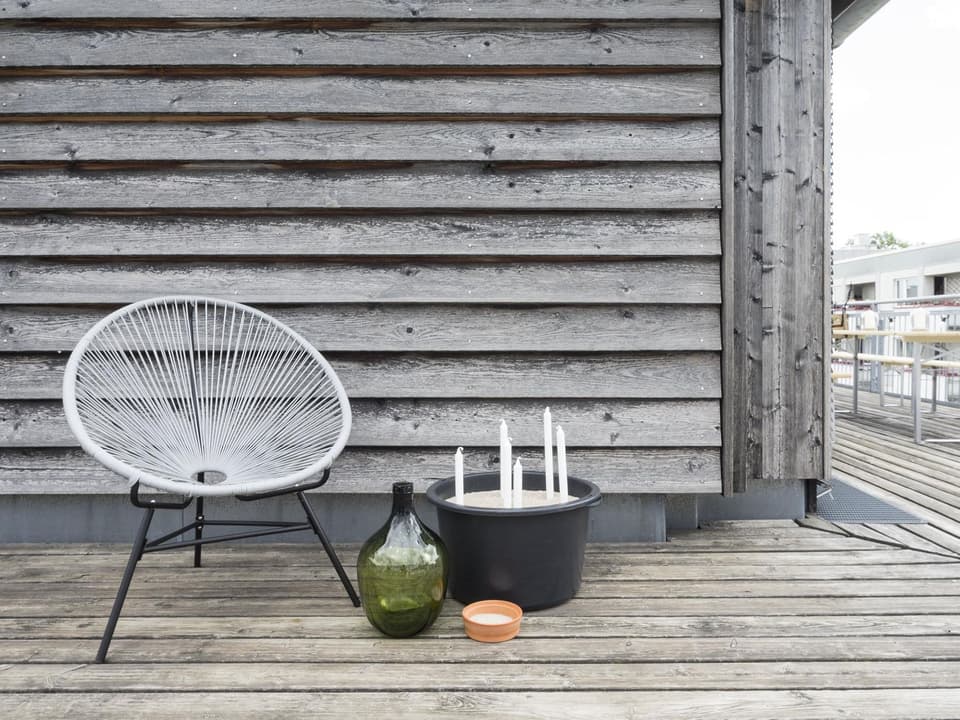 Dachterrasse mit Stuhl und Kerzen