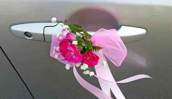 Autoschmuck Hochzeit mit schönen Hochzeitsblumen am Türgriff