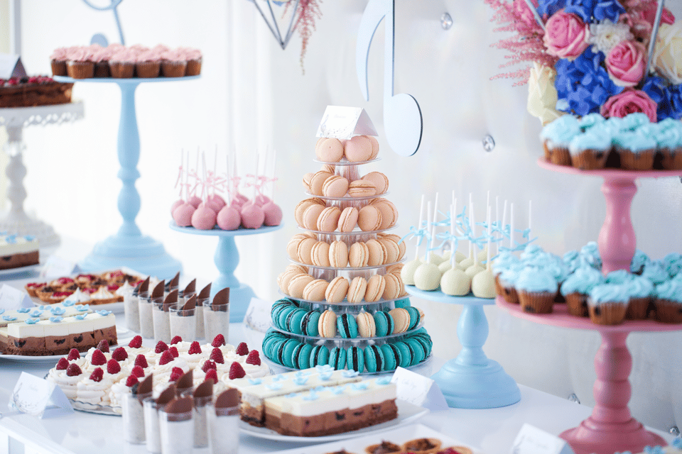 Ein Kuchen-Buffet mit weiteren Süßigkeiten