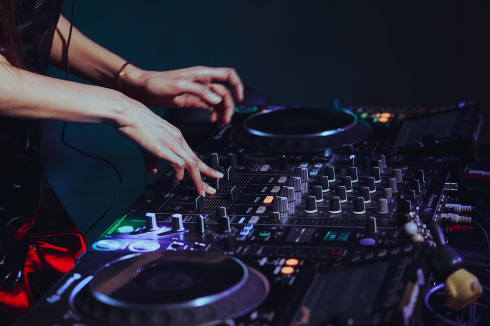 Ein DJ macht Musik.