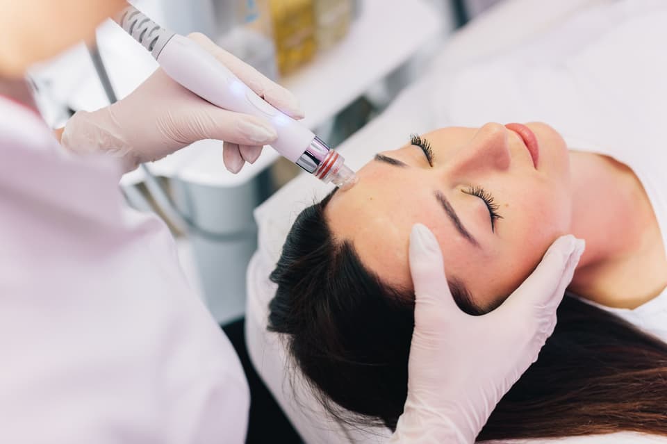 Frau beim Hydrafacial