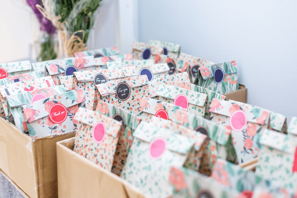 Kleine Gastgeschenke in Tüten für die Hochzeitsgäste