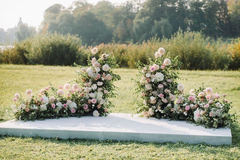 Grounded Floral Arch, Bodenarrangement