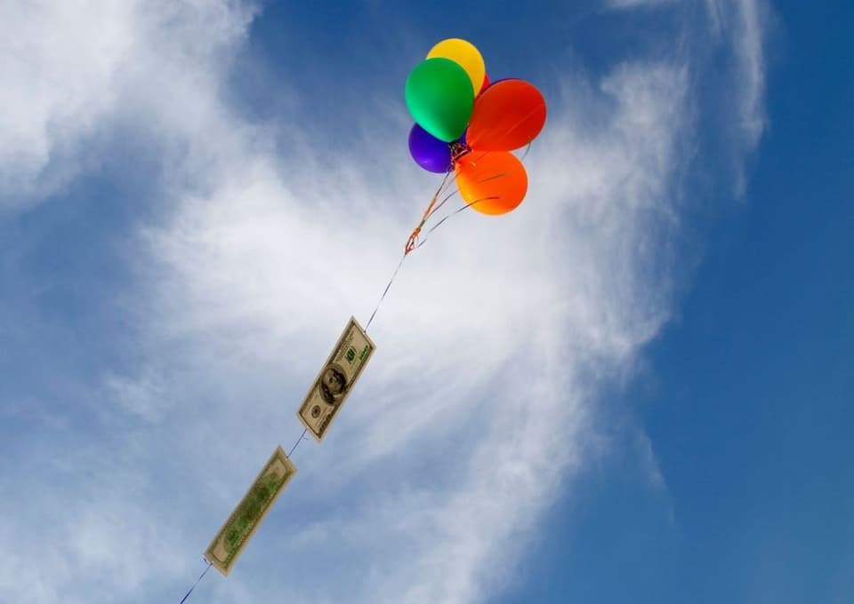 Bunter Goldregen aus Luftballons