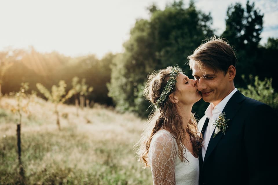 Frisch gebackenes Ehepaar nach der Hochzeit im Ausland