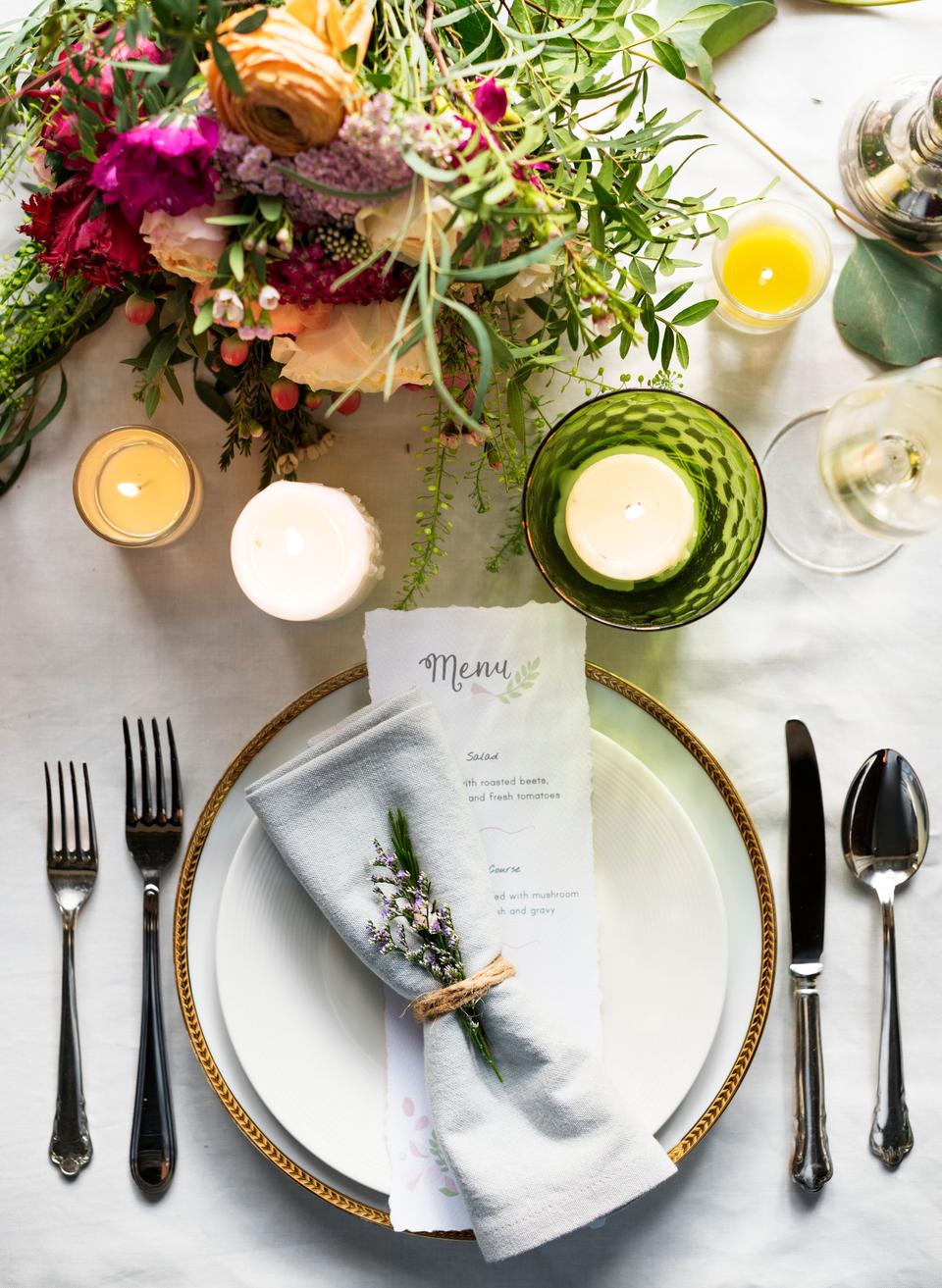 Eingedeckte Hochzeitstafel mit Menükarten