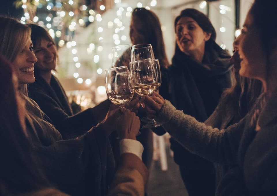 Frauen stoßen auf den Abend an