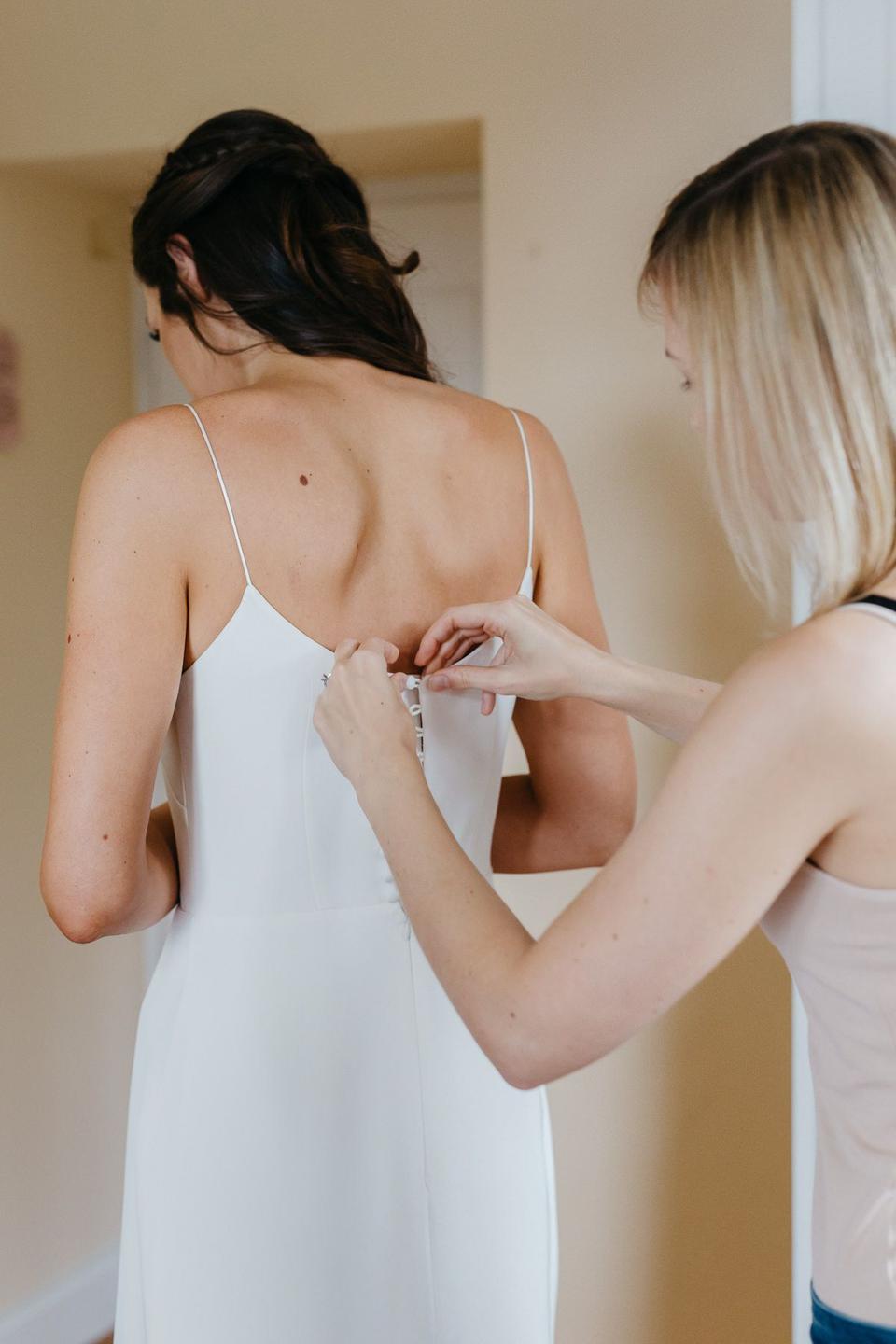 Getting Ready: Gemeinsam stylen sich Braut, Trauzeugin und Brautjungfern für die Hochzeit