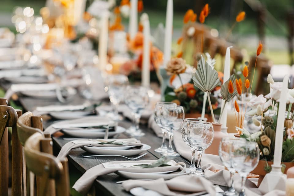 Blumenschmuck in kleinen Vasen auf Hochzeitstafel