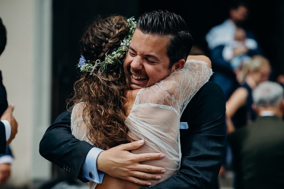 Über Glückwünsche zur Hochzeit, die mit Liebe von Herzen kommen, freut sich jedes Brautpaar