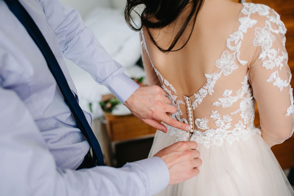 Tattoo Spitze: Ein Brautkleid mit Rückenausschnitt