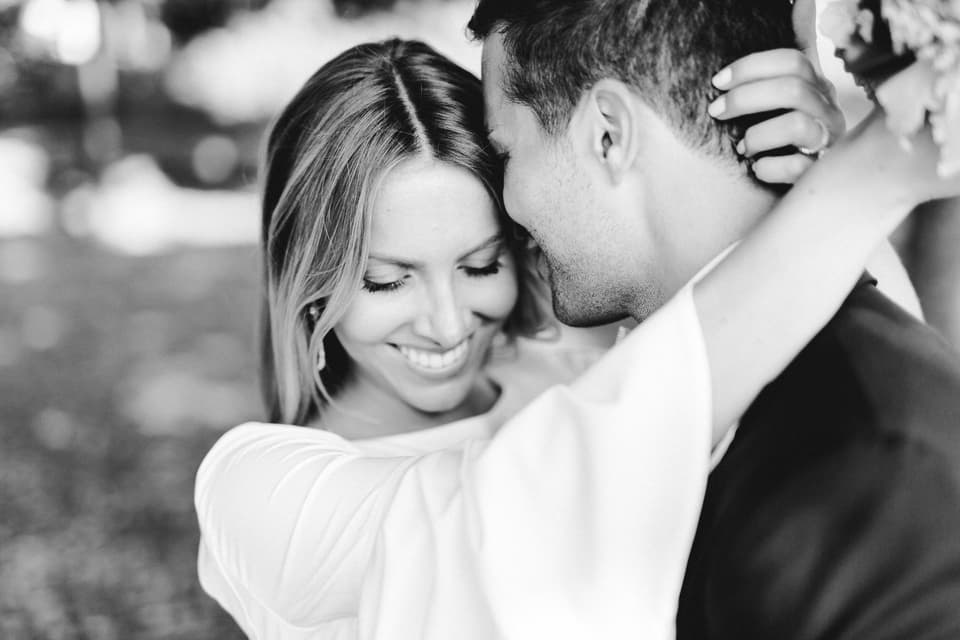 33. Hochzeitstag: Ehepaar umarmt sich