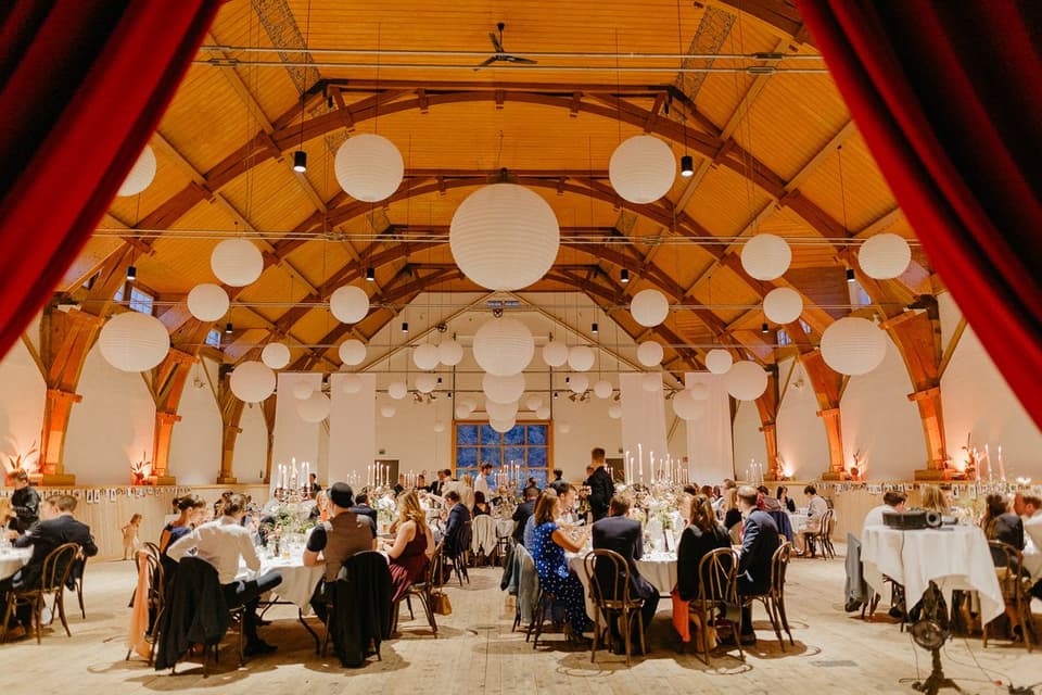 33. Hochzeitstag Zinnhochzeit: Feier in einer Scheune
